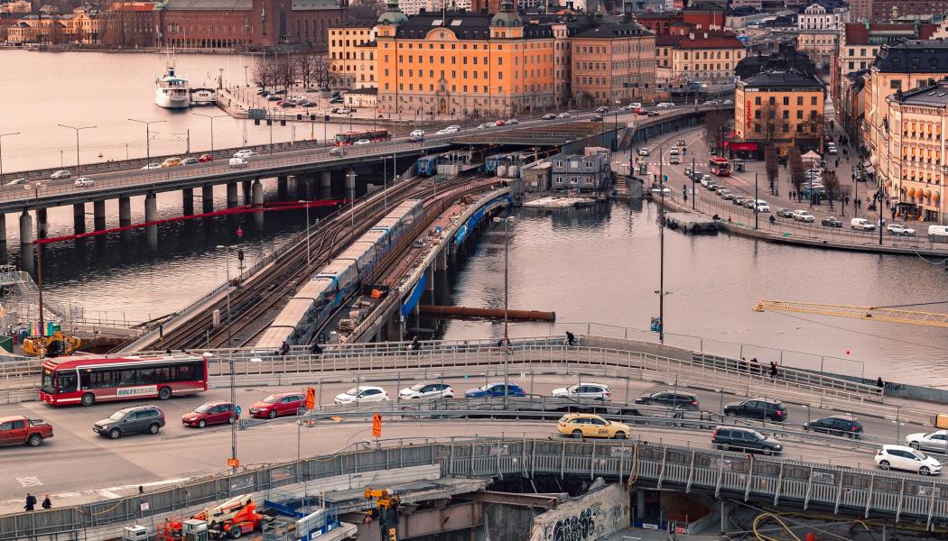 Region Stockholm måste intensifiera kampen mot svart arbetskraft i kollektivtrafikens byggprojekt Foto: marilia bognandi/unsplash
