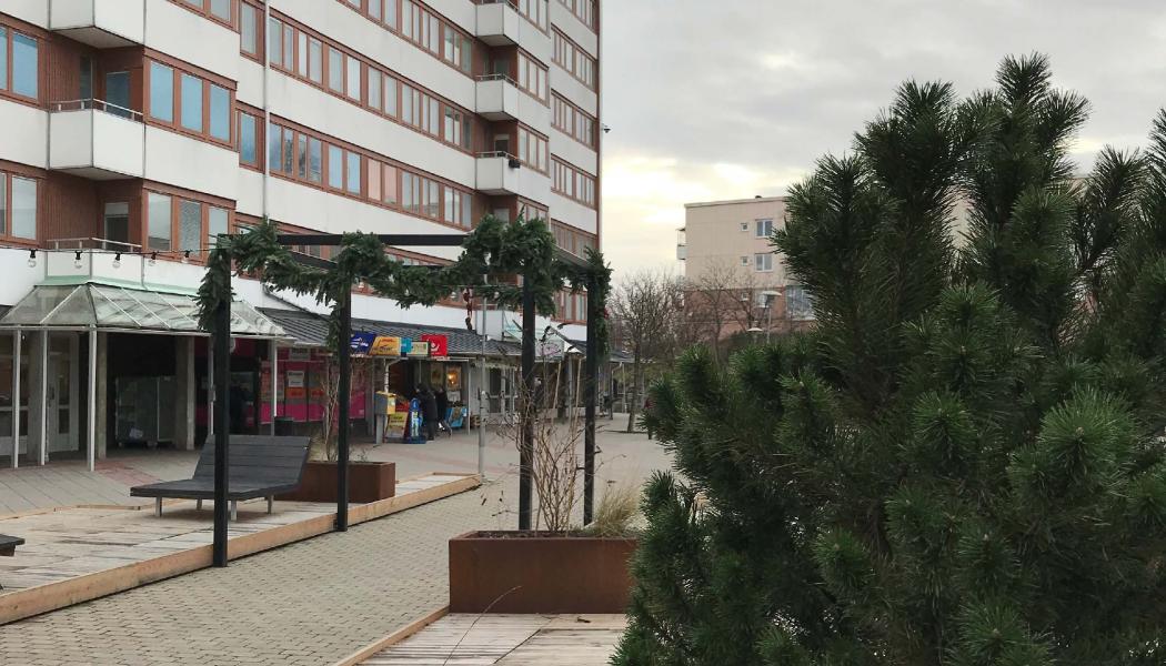 Friskväderstorget i Biskopsgården är en av de platser som ska bli tryggare genom en bred satsning på platssamverkan.