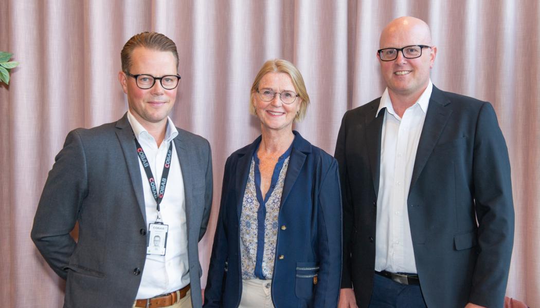 Martin Junblad, vd Cobab tillsammans med Åsa Hedenberg, tillförordnad vd och Håkan Lindblom, affärsområdeschef fastighetsutveckling Huddinge Samhällsfastigheter. Foto: Maja Hoffner 