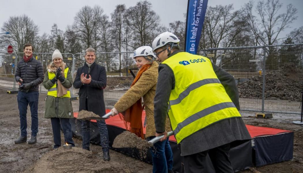 På plats i Sollentuna samlades i torsdags framtida grannar, samarbetspartners, representanter från kommunen och media för att fira starten på bygget och byggpremiären för bostäder inom ramen för OBOS Deläga. Från Sollentuna kommun närvarade Henrik Thunes (M), Kommunstyrelsens ordförande och Moa Rasmusson (L), ordförande i Samhällsbyggnadsnämnden. Spadtaget togs av Daniel Kjørberg Siraj, koncernchef OBOS, och Moa Rasmusson. Foto: OBOS