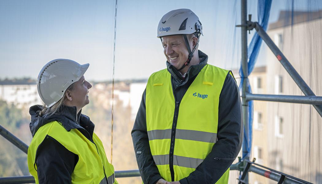 Huges hållbarhetsstrateg Ellinor Dässman och projektchef Mikael Halvarsson på ett platsbesök på Klockarvägen i centrala Huddinge. Foto: Huge