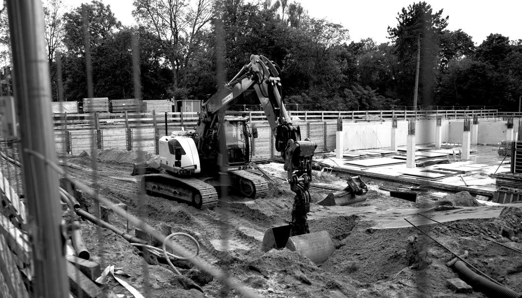 En effektiv plan- och byggprocess är central för samhällsutvecklingen, bland annat för bostäder, infrastruktur samt vatten och avlopp. Foto: noe fornells/Unsplash