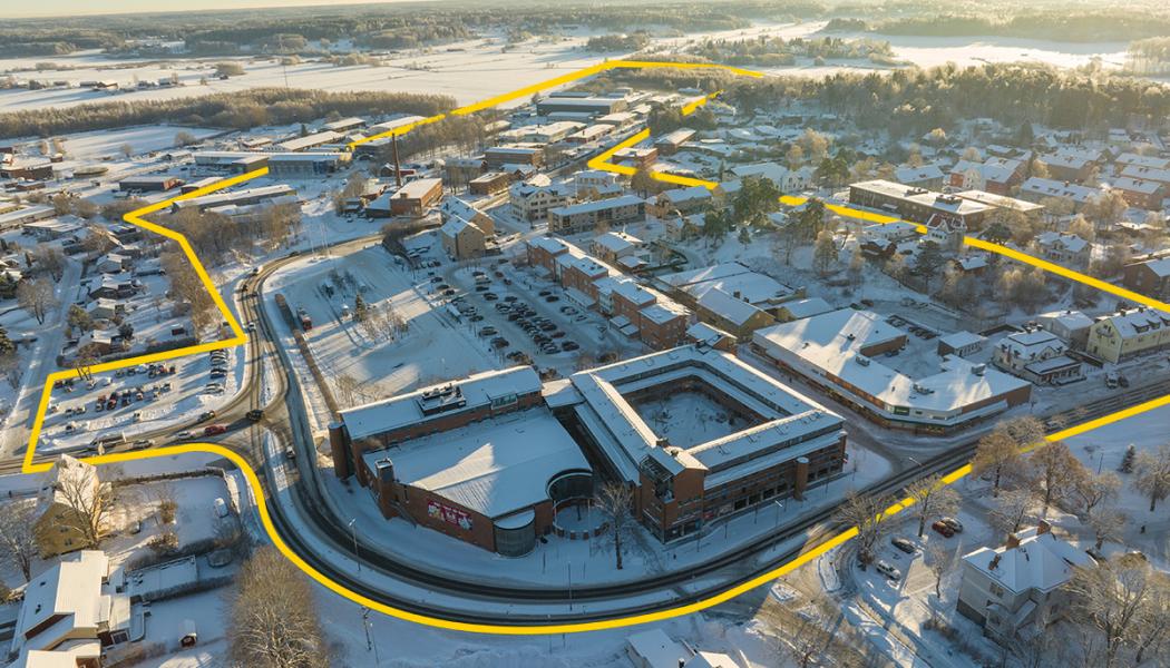 Rimbo centrum - tävlingsområdet inringat med gult streck. Foto: Norrtälje kommun