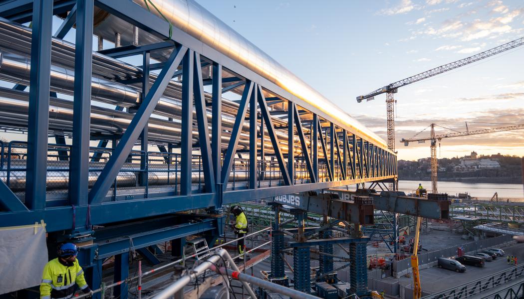 Rörbron över Lidingövägen vid Värtahamnen i Stockholm. Fotograf: Stockholm Exergi