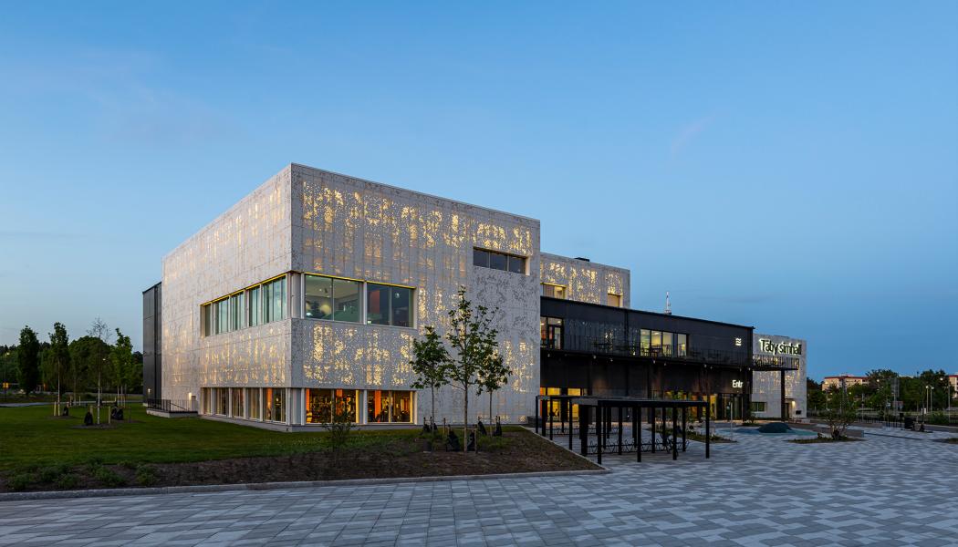 Målet med byggnadens design var att skapa en solitär med starkt och tydligt formspråk som syns på långt håll - och som samtidigt upplevs som välkomnande när man kommer nära. Foto:ruukki