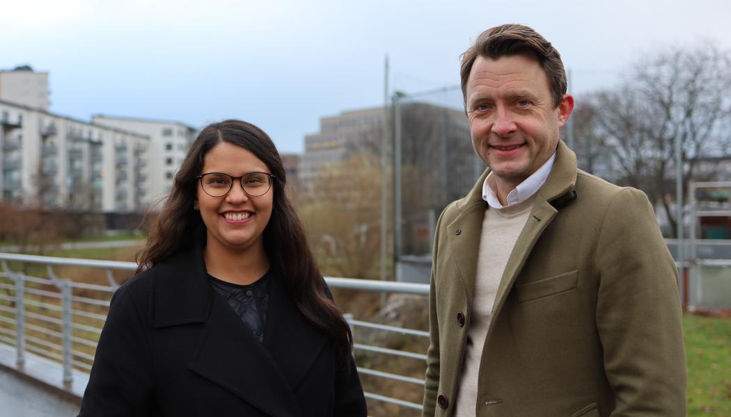 Sara Kukka-Salam, kommunstyrelsens ordförande i Solna stad och Fredrik Bele, VD på Resona. Pressbild: Resona
