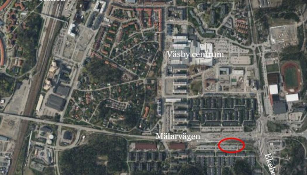 Det rödmarkerade området visar den framtida ytan för skyfallsparken, på södra sidan om Mälarvägen. Foto: Upplands Väsby kommun