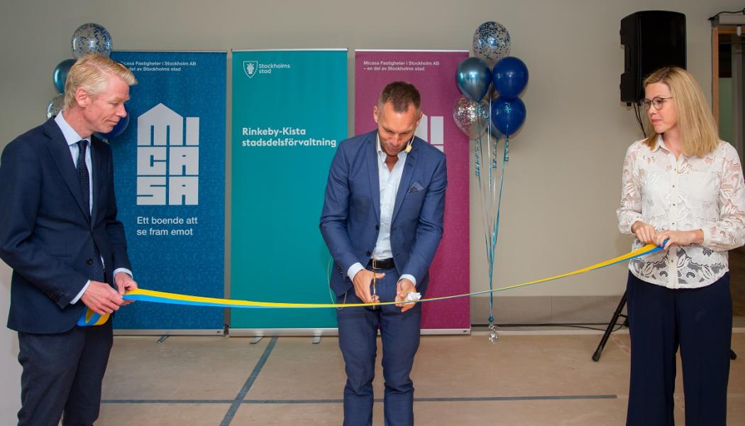 Ole Jörgen Persson, ordförande Rinkeby-Kista stadsdelsnämnd, Erik Slottner, äldreborgarråd, Michaela Hollis, styrelseordförande Micasa. Foto: Micasa Fastigheter