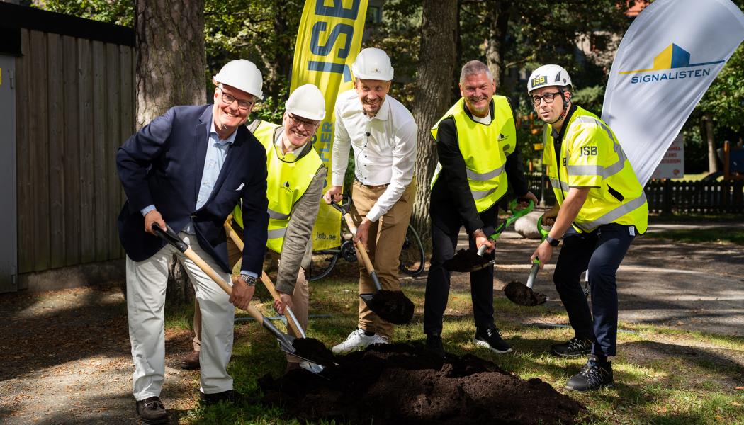 På bild från vänster: Magnus Nilsson (M), ordförande för Signalisten, Lars Jolérus, vd, Signalisten, Samuel Klippfalk (KD) ordförande i Omsorgsnämnden, Lennart Tuleberg projektchef Signalisten och Fredrik Leo, vd, JSB Construction AB. Foto: Signalisten