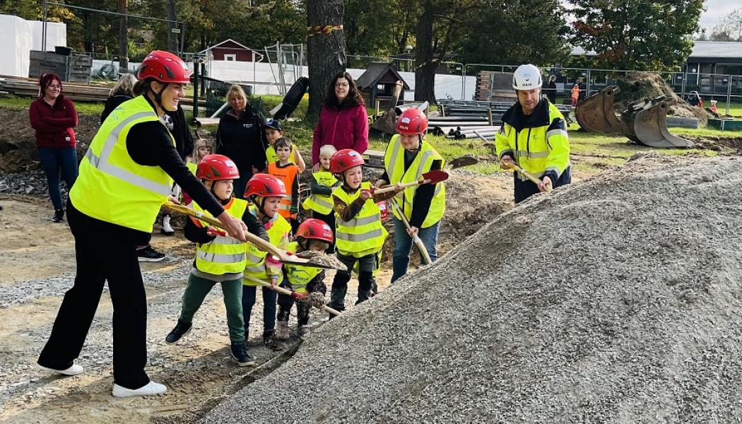 Första spadtaget togs av Torbjörn Wennberg från Sh bygg, Maija Tammela Arvidsson från Uppsala kommun och Svante Jernberg från Sveafastigheter Bostad. Foto: Rebecka Ell. 