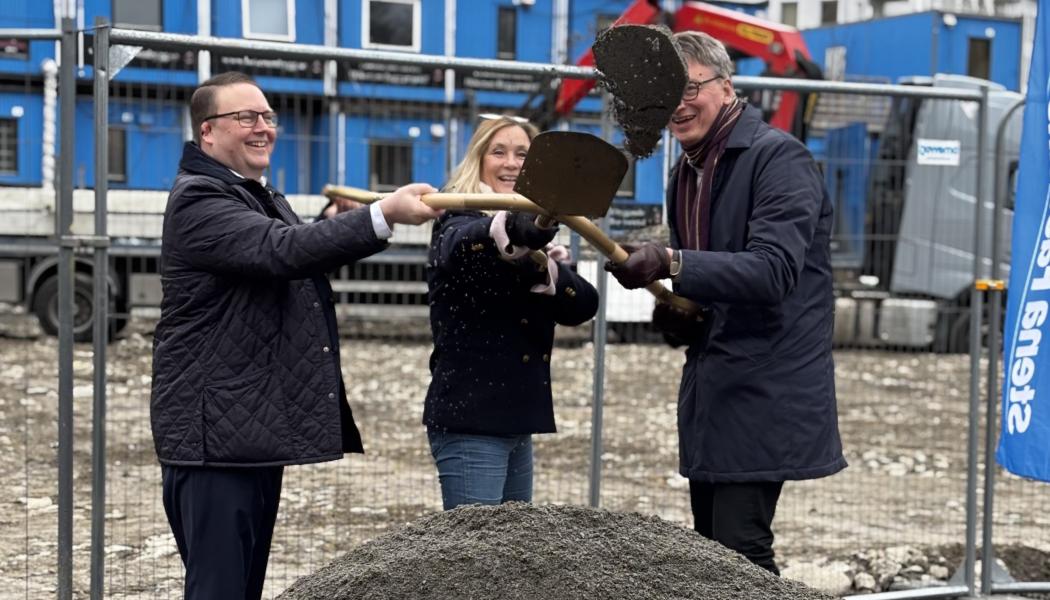Jens Davidson (KD), äldrenämndens ordförande, Haninge kommun, Therese Ohrling, regionchef öst, Attendo, PG Sabel, VD Stena Fastigheter Stockholm.  Pressbild: Haninge kommun