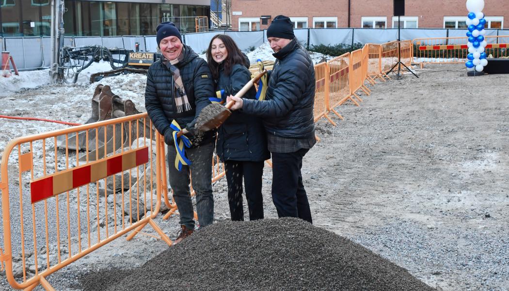 Spadtag ny vårdbyggnad cancerbehandling Solna. Pressbild: Locum