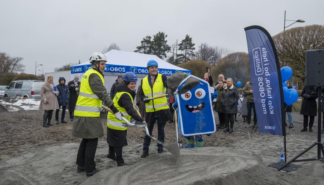 Från vänster, Sofia Ljungdahl (VD OBOS Nya Hem), Ingunn Andersen Randa (Koncerndirektör OBOS) och Erik Andersson (KSO Täby kommun) Foto: OBOS