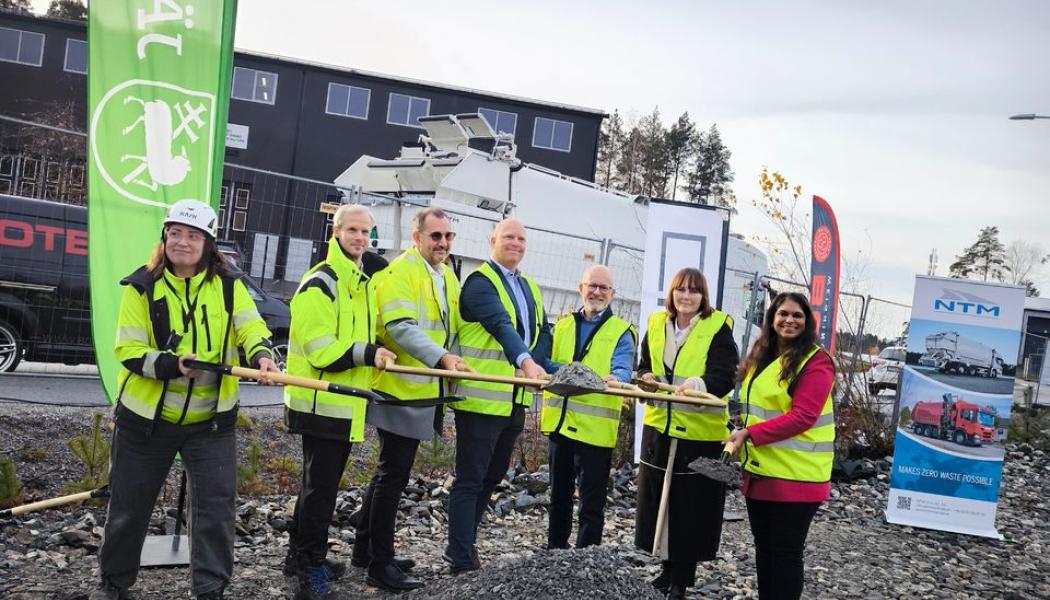 Spadtag för Truck Point Stäket tillsammans med fastighetsägaren JSR och de kommande hyresgästerna Botek, NTM Group och Thermo King. Pressbild: Järfälla Kommun
