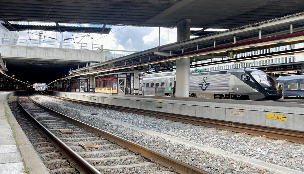 Jernhusen, som äger stationen, arbetar med förslag till överdäckning av spårområdet för att bland annat utveckla väntutrymmen och stationsmiljöer. Foto: Stina Wickenberg