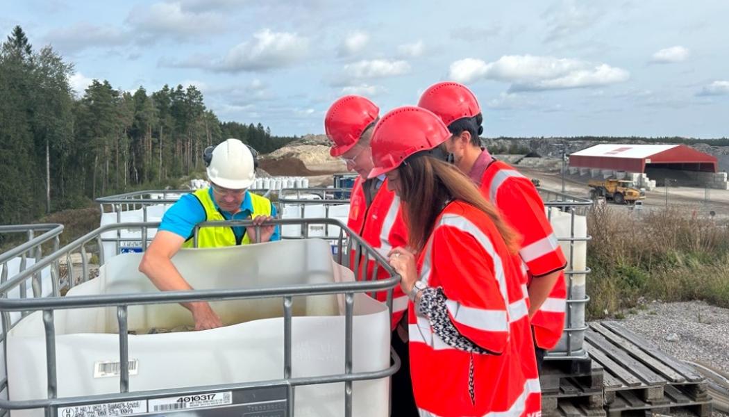 Tidigare i år besökte politiker från Region Stockholm och Stockholm stad det storskaliga laktestet. På bilden syns trafikregionråd Anton Fendert och klimat- och miljöborgarråd Åsa Lindhagen. Foto: Region Stockholm