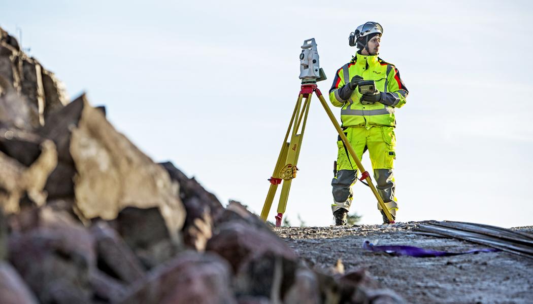 På uppdrag av Exploateringskontoret vid Stockholm Stad, ska Svevia förbereda ny mark där bland annat 600 nya bostäder ska byggas. Foto: Markus Marcetic