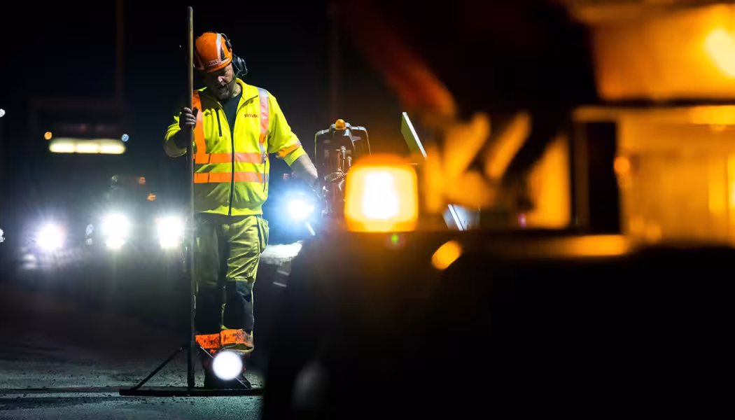 Beläggningsarbeten i tunnlarna längs E4 Förbifart Stockholm mellan Lovön och Hjulsta omfattar cirka 80 000 ton asfalt. Foto: Markus Marcetic