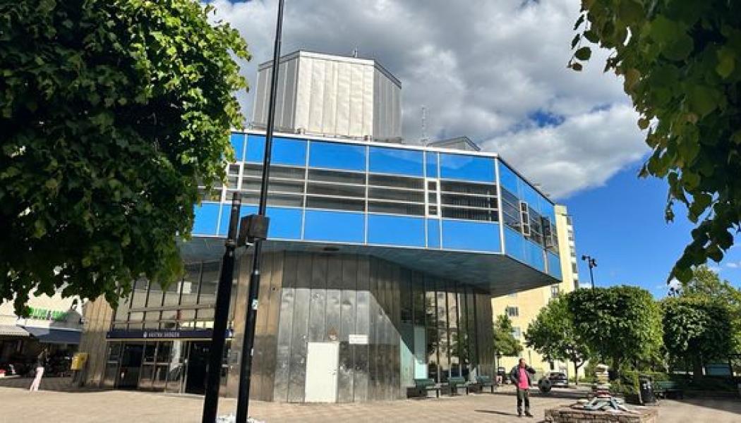 Den befintliga entrén till Västra skogens tunnelbanestation. Foto: Solna stad
