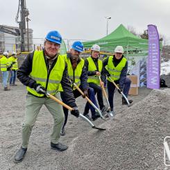Första spadtag för Wåhlins nyproduktion i Hallonbergen med politiker från Sundbybergs stad. Foto: Wåhlin Fastigheter