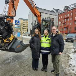 Åsa Lindhagen (MP) miljö- och klimatborgarråd, Johanna Stjernström byggprojektledare och Anders Österberg (S) biträdande finansborgarråd framför eldrivna Elsa. Foto: Anna Ingels/Stockholms stad