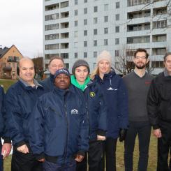 De nyanställda i projektet tillsammans med arbetsledare från Belles städ och Skurgubben samt ansvariga från Signalisten och Rikshem. Foto Signalisten