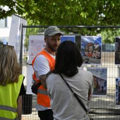 För några veckor sedan hölls ett första event där boende i Skogås och Trångsund bjudits in. Under eventet fick deltagarna träffa Streetcorner som samlade in olika förslag och idéer för konstmuren Foto: Huge