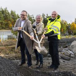 SKB har satt spaden i marken för 76 kooperativa hyresrätter i Gustavsberg. Från vänster Carl Kangas, kommunstyrelsens ordförande i Värmdö kommun, Charlotte Axelsson, ordförande SKB och Thomas Carlsson, vd 2A Entreprenad. Foto: baraBild