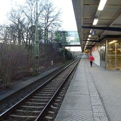 Stationen i Älvsjö kommer att placeras mellan gång- och cykelstråket Älvsjö Broväg och Stockholmsmässan. (till vänster i bild) Foto: Wikimedia Commons