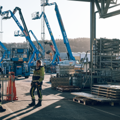 Bomliftar kan manövreras från korgen och är ett utmärkt alternativ till  ställningar. Dels för att de är mobila, dels för att de når högt.