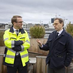 Bostadsminister Andreas Carlson (KD) och K2A:s vd Johan Knaust på taket till K2A:s studentbostäder i Barkarbystaden, Järfälla. Foto: Fredrik Hjerling