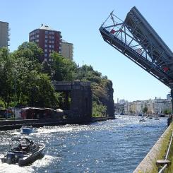 Danvikskanalen och Danviksbron med broöppning. Foto: Holger Ellgaard/Wikimedia Commons