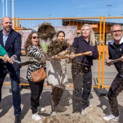 Nyligen togs det första symboliska spadtaget för att markera starten på bygget av den nya hallen. FV: Peter Wikström, Hammarby Friidrott, Anders Kindberg, fastighetsdirektör, Alexandra Mattsson förskole-, fritids och fastighetsborgarråd, Maria-Elsa Salvo, ordförande i idrottsnämnden, Marina Högland, idrottsdirektör och Håkan Pontén Andersson, Enskede IK. Foto: August Néon Dellert