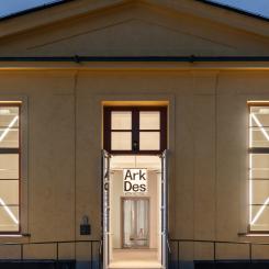 Entré ArkDes foto: Marco Cappeletti
Arkdes på Skeppsholmen med egen entré direkt från Exercisplan. Efter ett års ombyggnation står museet redo att ta emot besökare igen, nu med fritt inträde för alla och med en ny identitet, nya koncept som Unboxing och totalt sju nya utställningar.