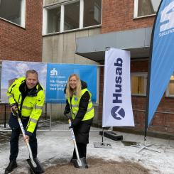 Husabs vd Johan Sjölander och Sollentunahems vd Anna Mellström tar ett första spadtag. Foto: Sollentunahem