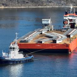 Leveransen visar hur tunga och otympliga konstruktioner kan fraktas direkt till centrala Stockholm via stadens kajer. Foto: Foto: Markus Olsson
