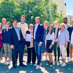 Gruppbild på medarbetare från Micasa Fastigheter och Skanska. Foto: Emelie Melin