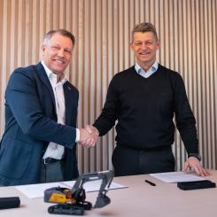 Tobias Hansson, vd för Grid Integration på Hitachi Energy, och Melker Jernberg, vd Volvo Construction Equipment. Pressbild: Swecon