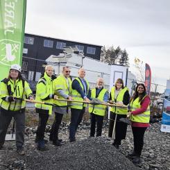 Ett första spadtag för Truck Point Stäket tillsammans med fastighetsägaren JSR och de kommande hyresgästerna Botek, NTM Group och Thermo King. Källa: Järfälla kommun