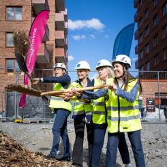Det första spadtaget tas av Johan Knaust, VD K2A, Maria Jäger, projektchef Söderstaden, exploateringskontoret, Marina Högland, idrottsdirektör och Maria-Elsa Salvo (S), idrottsnämndens ordförande. Foto: K2A