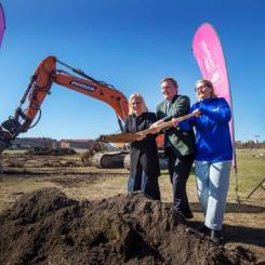 Karin Ernlund, idrottsborgarråd, Dennis Wedin, fastighetsborgarråd och Johanna Ankarcrona, Värtans IK ungdomssektion. Foto: Lennart Johansson