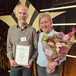 Mattias Rensfeldt, finansansvarig Botkyrka kommun, och Anna Mellström, vd Botkyrkabyggen, tog emot Kommuninvests pris för Högst andel Lån för social hållbarhet. Foto: Botkyrkabyggen