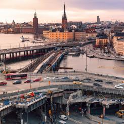 Region Stockholm måste intensifiera kampen mot svart arbetskraft i kollektivtrafikens byggprojekt Foto: marilia bognandi/unsplash