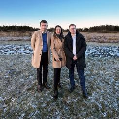 Norrby gärde
Från vänster till höger: Linus Björkman (M), kommunalråd och samhällsbyggnadsutskottets ordförande, Nicole Forslund (L), kommunalråd och kommunstyrelsens 1:e vice ordförande och Martin Strömvall (KD), stadsbyggnadsnämndens ordförande, vid Norrby gärde.
Pressfoto Haninge kommun
