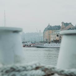 Skeppsbron i Stockholm, sett från vattnet med Gamla stan i bakgrunden. Foto: Magnus Andersson/Unsplash