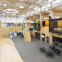 På Morö backe skola i Skellefteå har man valt att bygga skolan med stommar i limträ. Fotograf: Patrick Degerman