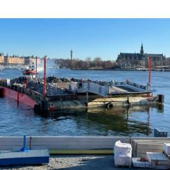Nästan varje dag sedan den 18 februari 2022 har pråmen kört från Blasieholmen fullastad med sten från tunnelbanebygget. Foto: Region Stockholm.