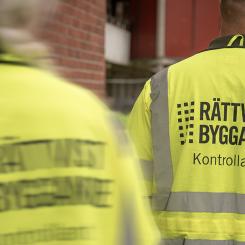 Kontrollanter från Rättvist byggande på oannonserad byggarbetsplatskontroll hos Huge Bostäder. Foto: Huge Bostäder