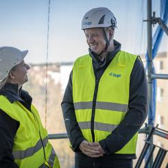 Huges hållbarhetsstrateg Ellinor Dässman och projektchef Mikael Halvarsson på ett platsbesök på Klockarvägen i centrala Huddinge. Foto: Huge
