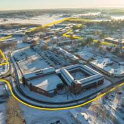 Rimbo centrum - tävlingsområdet inringat med gult streck. Foto: Norrtälje kommun